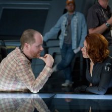 Scarlett Johansson a colloquio col regista Joss Whedon con in una scena di The Avengers - I vendicatori