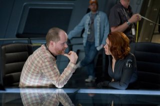Scarlett Johansson a colloquio col regista Joss Whedon con in una scena di The Avengers - I vendicatori