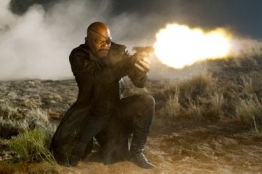 Una scena di Samuel L. Jackson all'assalto dei nemici in The Avengers - I vendicatori