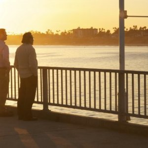 Colin Hanks ed Edward James Olmos nell'episodio Those Kinds of Things della sesta stagione di Dexter