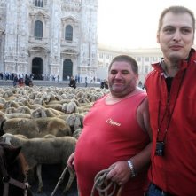 Pecore davanti al Duomo di Milano per le riprese de L'ultimo pastore di Marco Bonfanti (nella foto)