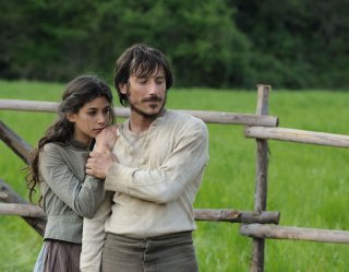 Giulia Michelini e Michele Alhaique in una scena del film Cavalli di Michele Rho
