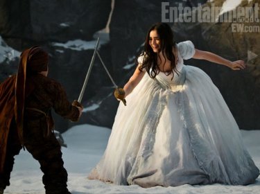 Lily Collins in The Brothers Grimm: Snow White: una sequenza del film