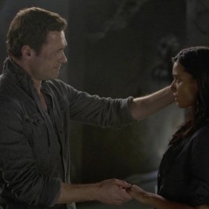 Terra Nova: Jason O'Mara e Shelley Conn nell'episodio What Remains