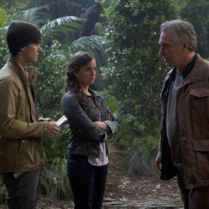 Terra Nova: Landon Liboiron ed Allison Miller con la guest star Damien Garvey nell'episodio What Remains