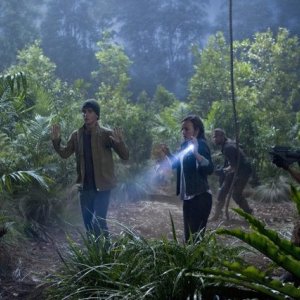 Terra Nova: Landon Liboiron ed Allison Miller in un momento dell'episodio What Remains
