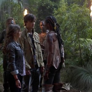 Terra Nova: Landon Liboiron ed Allison Miller in una scena dell'episodio What Remains
