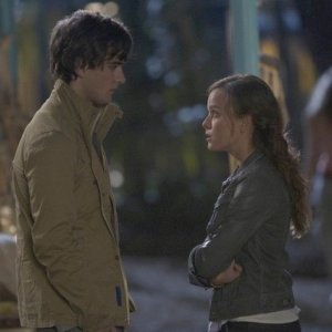 Terra Nova: Landon Liboiron ed Allison Miller nell'episodio What Remains
