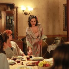 Al centro, Raffaella Rea in un'immagine della fiction Rai Il Generale Della Rovere