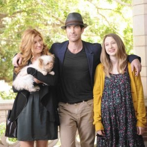 Connie Britton, Dylan McDermott e Taissa Farmiga nella prima puntata di American Horror Story