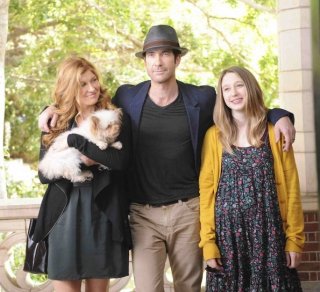Connie Britton, Dylan McDermott e Taissa Farmiga nella prima puntata di American Horror Story