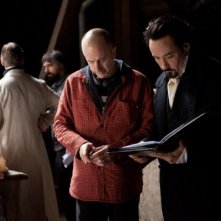 John Cusack insieme al regista James McTeigue sul set di The Raven