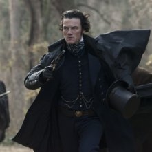 Luke Evans in una drammatica immagine di The Raven