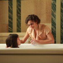 Raffaella Rea con la piccola Valentina Kamenov in una sequenza della fiction Rai Il Generale Della Rovere