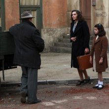 Raffaella Rea e la piccola Valentina Kamenov in una sequenza della fiction Rai Il Generale Della Rovere