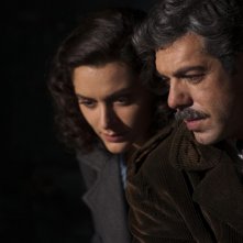 Raffaella Rea e Pierfrancesco Favino in una sequenza della fiction Rai Il Generale Della Rovere