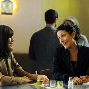 The Good Wife: Julianna Margulies e Lisa Edelstein nell'episodio Colin Sweeney Agonistes