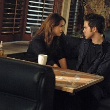 The Secret Circle: Shelley Hennig e Thomas Dekker in una scena dell'episodio Slither