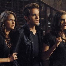 The Secret Circle: Shelley Hennig, Thomas Dekker e Phoebe Tonkin nell'episodio Slither