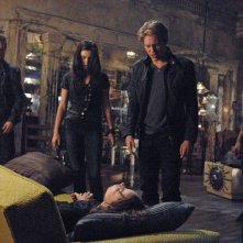 The Secret Circle: Shelley Hennig, Thomas Dekker, Phoebe Tonkin, Jessica Parker Kennedy, Louis Hunter e Britt Robertson nell'episodio Slither
