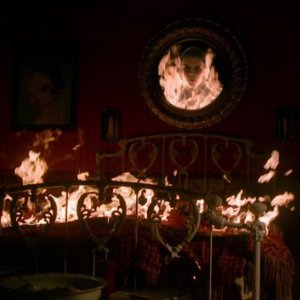 I fantasmi di Bedlam, ep. Burning Man - uno spettro appare in uno specchio mentre la camera da letto di Molly prende fuoco