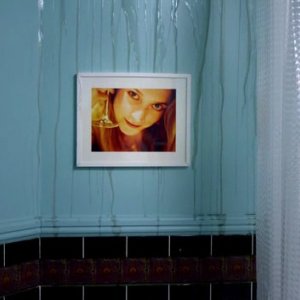 I fantasmi di Bedlam, ep. Il dono di Jed - rivoli d'acqua scorrono su un ritratto di Charlotte Salt