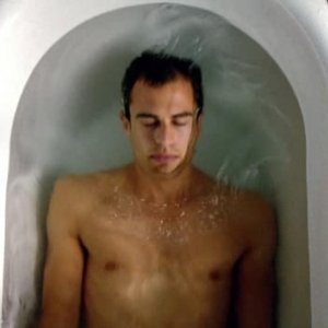 I fantasmi di Bedlam: Theo James immerso in vasca 'Il dono di Jed' primo episodio della prima stagione