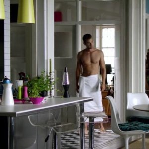 I fantasmi di Bedlam: Theo James nel primo episodio, 'Il dono di Jed' (Cohabitants)