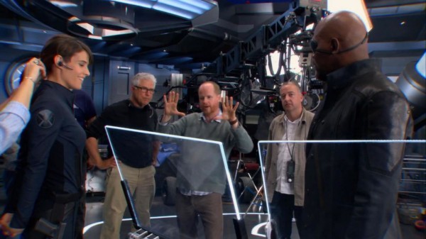 Joss Whedon Impegnato Nella Preparazione Di Una Scena Sul Set Di The Avengers I Vendicatori 217449