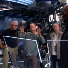 Joss Whedon impegnato nella preparazione di una scena sul set di The Avengers - I vendicatori