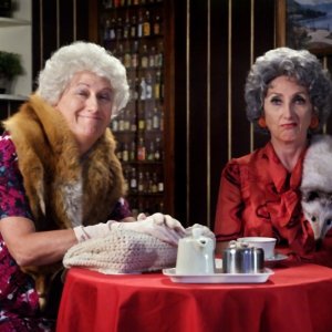 Bar Sport: Angela Finocchiaro e Lunetta Savino in una colorata scena del film