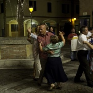Claudio Bisio danza in piazza in una divertente scena di Bar Sport: