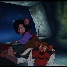 Fievel sbarca in America: una scena con il protagonista e l'amico Tony Toponi