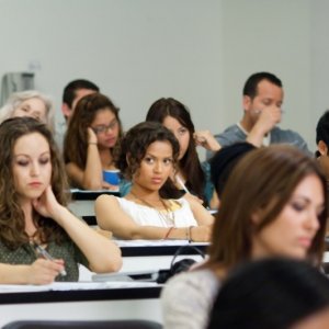 Gugu Mbatha-Raw in classe pensierosa in una scena di L'amore all'improvviso - Larry Crowne