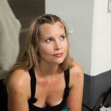 Harriet MacMasters-Green sorride sul set di Parking Lot 3D