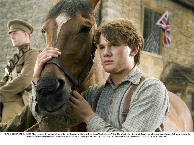 Jeremy Irvine Insieme Al Cavallo Joey In Una Scena Di War Horse Di Steven Spielberg 217542