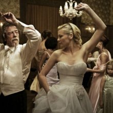John Hurt e Kirsten Dunst ballano in un'intensa scena di Melancholia