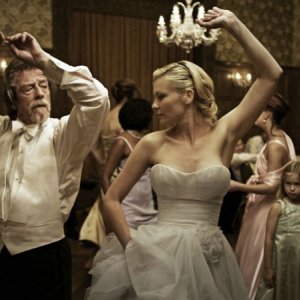 John Hurt e Kirsten Dunst ballano in un'intensa scena di Melancholia