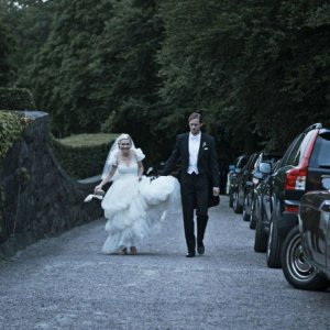 Kirsten Dunst e Alexander Skarsgård sorridono felici in una scena d Melancholia