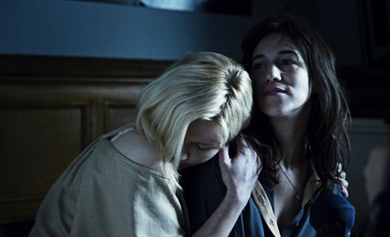Kirsten Dunst e Charlotte Gainsbourg in una sequenza di Melancholia di Lars Von Trier.
