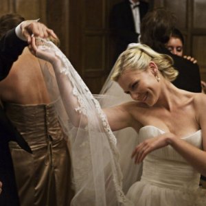 Kirsten Dunst e John Hurt in una scena di ballo in Melancholia