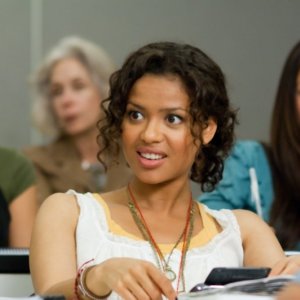 L'amore all'improvviso - Larry Crowne: Gugu Mbatha-Raw sui banchi di scuola in una scena del film