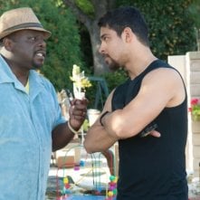 L'amore all'improvviso - Larry Crowne: Wilmer Valderrama e Cedric the Entertainer in una scena del film