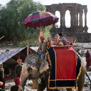 Maga Martina 2 - Viaggio in India: Alina Freund a bordo di un elefante in una scena del film
