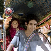 Maga Martina 2 - Viaggio in India: Alina Freund insieme al suo amico indiano in una scena del film