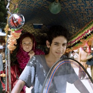 Maga Martina 2 - Viaggio in India: Alina Freund insieme al suo amico indiano in una scena del film