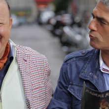 Matrimonio a Parigi: Biagio Izzo e Massimo Boldi ridono in una scena del film diretto da Claudio Risi