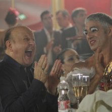 Matrimonio a Parigi: Massimo Boldi e Biagio Izzo se la ridono in una scena del film