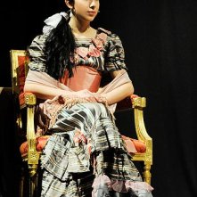 Micol Olivieri in scena con il ruolo di Rosina ne Il Barbiere di Siviglia diretta dal regista Luigi Maria Barilone.