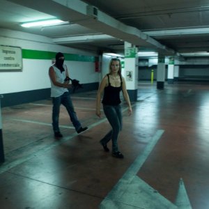 Parking Lot 3D: Harriet MacMasters-Green braccata in una scena del film